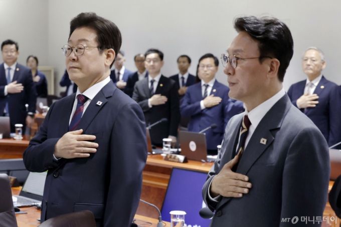 [서울=뉴시스] 최동준 기자 = 이재명 대통령과 김민석 국무총리가 5일 서울 용산 대통령실 청사에서 열린 국무회의에서 국민의례를 하고 있다. 2025.07.05. photocdj@newsis.com /사진=최동준