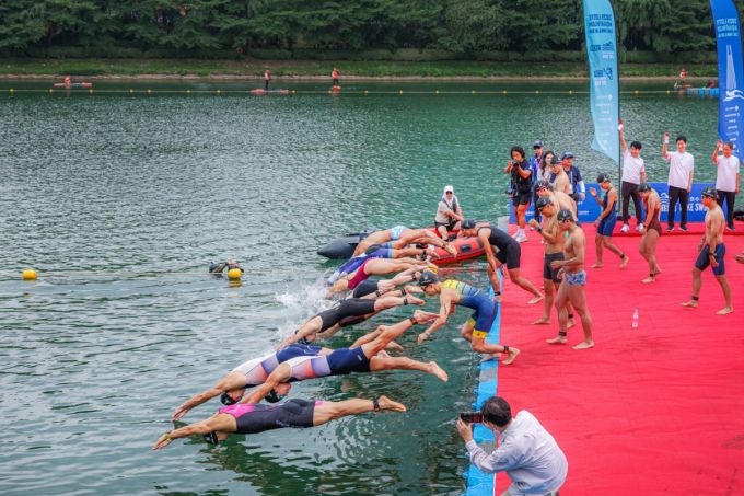 석촌호수에 입수하고 있는 '2025 롯데 아쿠아슬론' 참가자들. /사진제공=롯데물산.