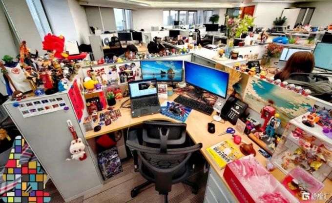 피규어로 가득 찬 시에티엔웬의 책상/사진=중국 인터넷