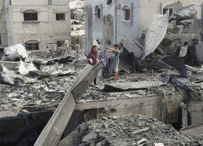 4일(현지시간) 이스라엘 국경과 인접한 가자지구 지역에 여러 건물이 폭격으로 무너진 모습 /로이터=뉴스1