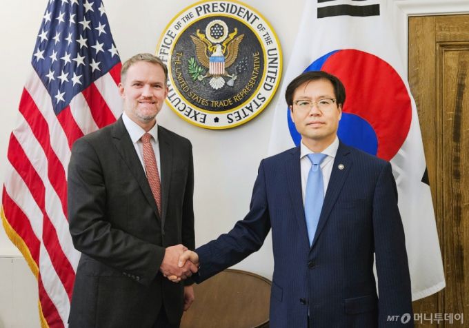 (서울=뉴스1) = 여한구 산업통상자원부 통상교섭본부장이 5(현지시간) 워싱턴 D.C 미국무역대표부(USTR)에서 제이미슨 그리어(Jamieson Greer) 미국 무역대표부 대표와 면담했다. 상호관세 유예 시한(7.8)이 임박한 가운데 상호 윈윈(win-win)할 수 있는 한미 간 제조 협력 방안에 대한 우리 의지를 재차 강조하는 한편, 미측이 제기한 주요 관심사항에 대해 이해를 제고하고 의견을 교환했다.(산업통상자원부 제공. 재판매 및 DB 금지) 2025.7.6/뉴스1  Copyright (C) 뉴스1. All rights reserved. 무단 전재 및 재배포,  AI학습 이용 금지. /사진=(서울=뉴스1)