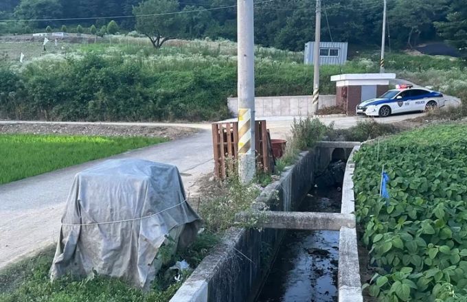 지난 5일 저녁 7시 35분쯤 임실군 관촌면의 한 농로에서 A씨(80대)가 몰던 전동스쿠터가 1.5m 아래 농수로로 추락했다. /사진제공=전북소방본부