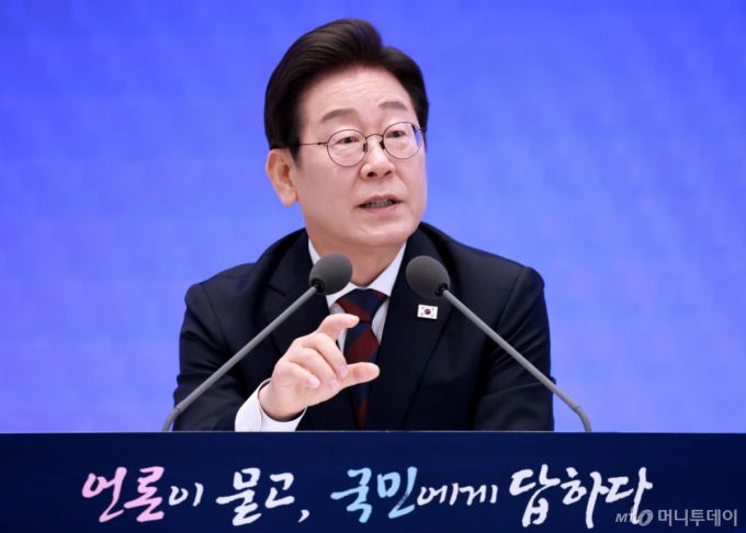 [서울=뉴시스] 고범준 기자 = 이재명 대통령이 3일 청와대 영빈관에서 열린 '대통령의 30일, 언론이 묻고 국민에게 답하다' 기자회견에서 출입기자들 질문에 답변하고 있다. (대통령실통신사진기자단) 2025.07.03. bjko@newsis.com /사진=