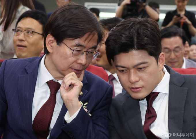 김용태 국민의힘 비상대책위원장과 조경태(왼쪽) 의원이 19일 오후 서울 여의도 국회 의원회관에서 열린 '체코 원전수주의 의미와 우리 원전 산업계의 나아갈 방향' 정책토론회에서 대화를 하고 있다. 2025.06.19. /사진=뉴시스 /사진=조성봉