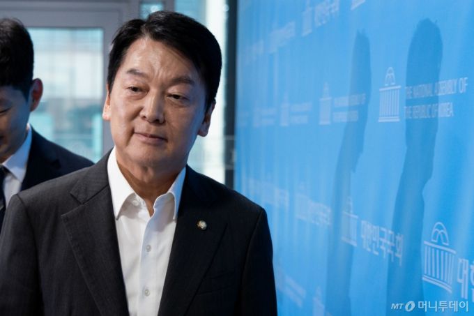 (서울=뉴스1) 유승관 기자 = 안철수 국민의힘 혁신위원장이 7일 서울 여의도 국회 소통관에서 기자회견을 열고 혁신위원장 사퇴 및 전당대회 출마를 밝힌 후 기자회견장을 나서고 있다. 2025.7.7/뉴스1  Copyright (C) 뉴스1. All rights reserved. 무단 전재 및 재배포,  AI학습 이용 금지. /사진=(서울=뉴스1) 유승관 기자