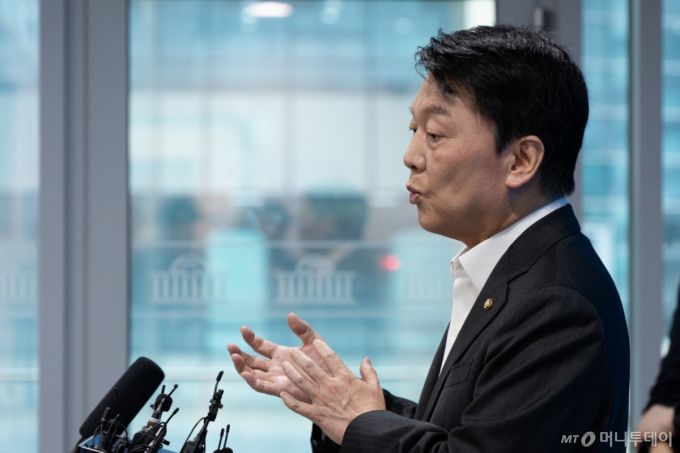 (서울=뉴스1) 유승관 기자 = 안철수 국민의힘 혁신위원장이 7일 서울 여의도 국회 소통관에서 기자회견을 열고 혁신위원장 사퇴 및 전당대회 출마를 밝힌 후 취재진 질문에 답하고 있다. 2025.7.7/뉴스1  Copyright (C) 뉴스1. All rights reserved. 무단 전재 및 재배포,  AI학습 이용 금지. /사진=(서울=뉴스1) 유승관 기자