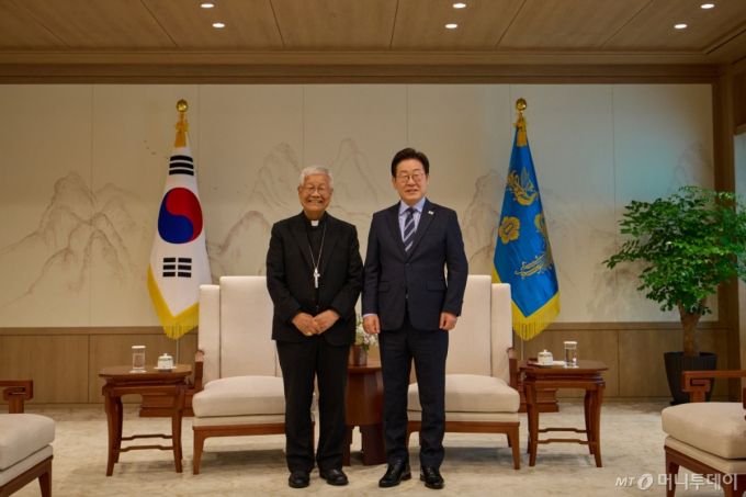 (서울=뉴스1) 허경 기자 = 이재명 대통령이 7일 서울 용산 대통령실 청사에서 유흥식 추기경과 기념촬영을 하고 있다. (대통령실 제공. 재판매 및 DB 금지) 2025.7.7/뉴스1  Copyright (C) 뉴스1. All rights reserved. 무단 전재 및 재배포,  AI학습 이용 금지. /사진=(서울=뉴스1) 허경 기자