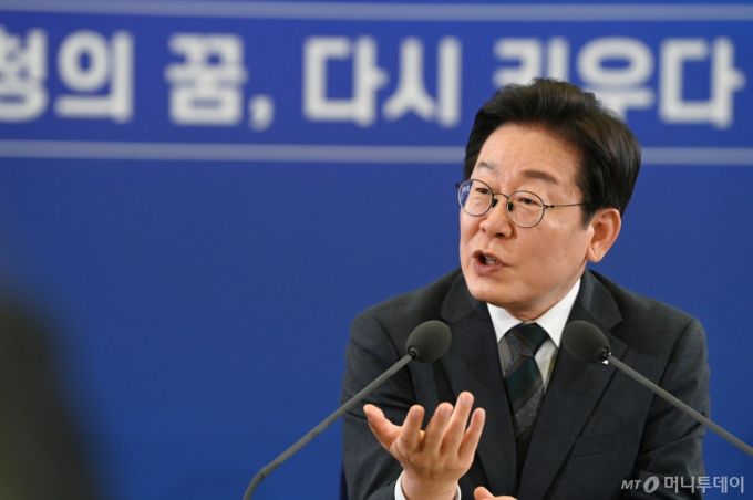 (대전=뉴스1) = 이재명 대통령이 4일 대전컨벤션센터에서 타운홀 미팅 형식으로 열린 '국민소통 행보 2탄, 충청의 마음을 듣다'에서 발언하고 있다.(대전충남사진공동취재단). 2025.7.4/뉴스1  Copyright (C) 뉴스1. All rights reserved. 무단 전재 및 재배포,  AI학습 이용 금지.