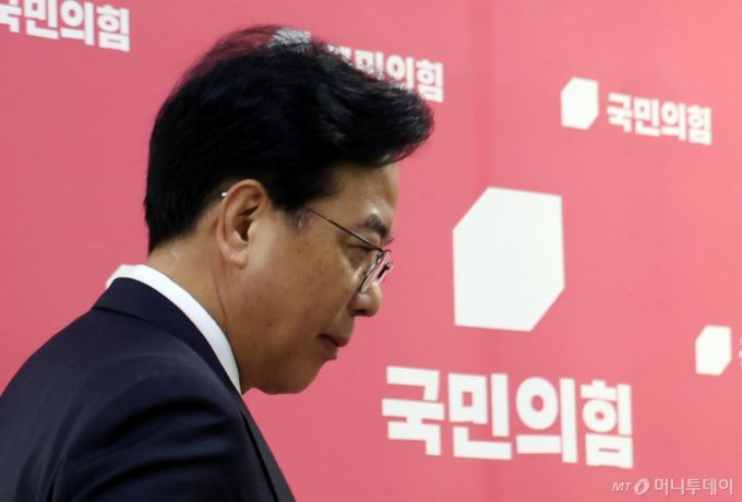 [서울=뉴시스] 고승민 기자 = 송언석 국민의힘 비상대책위원장이 7일 서울 여의도 국회에서 안철수 의원 관련 취재진 질문에 답하기 위해 복도로 나오고 있다. 이날 당 혁신위원장을 수행하기로 했던 안철수 의원은 위원장 사퇴 및 전당대회 출마 의사를 밝혔다. 2025.07.07. kkssmm99@newsis.com /사진=고승민