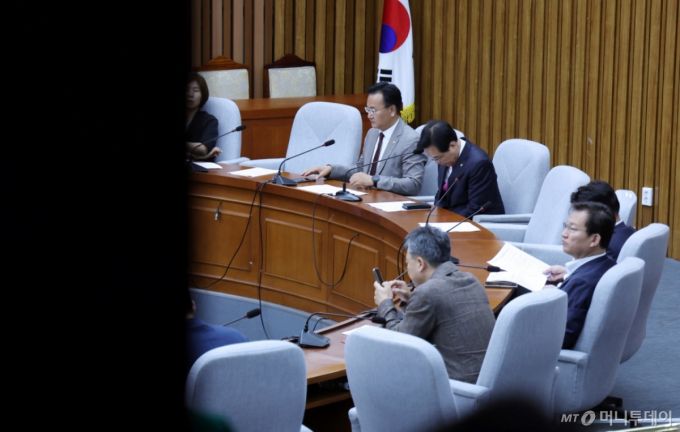 [서울=뉴시스] 고승민 기자 = 송언석 국민의힘 비상대책위원장이 7일 서울 여의도 국회에서 비공개로 열린 간사단 회의에 참석하고 있다. 이날 당 혁신위원장을 수행하기로 했던 안철수 의원은 위원장 사퇴 및 전당대회 출마 의사를 밝혔다. 2025.07.07. kkssmm99@newsis.com /사진=고승민
