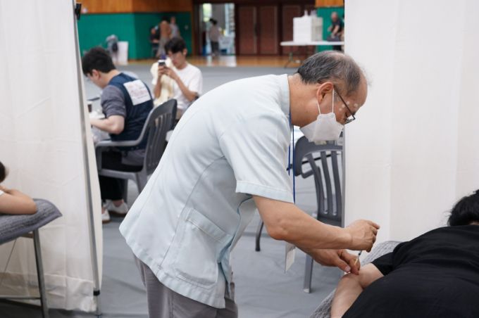 굿닥터스나눔단이 6일 충북 증평군 증평종합스포츠센터에서 한의 의료봉사를 실시했다. /사진=굿닥터스나눔단