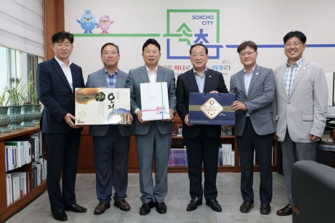 서태원 가평군수(왼쪽 3번째)와 이병선 속초시장(오른쪽 3번째) 등이 각 지자체 특산품을 교환한 뒤 기념촬영을 진행하고 있다. /사진제공=가평군