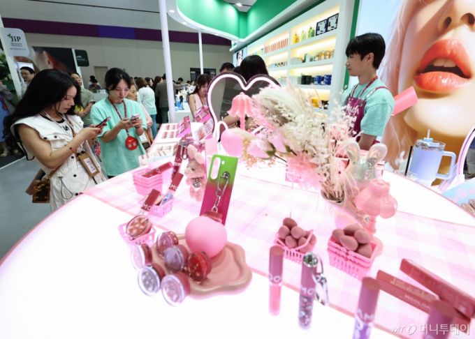 지난  2일 서울 강남구 코엑스에서 열린 글로벌 뷰티·화장품 전문 전시회 '2025 인터참코리아'에서 참관객들이 참가업체 부스를 둘러보고 있다. /사진=뉴스1
