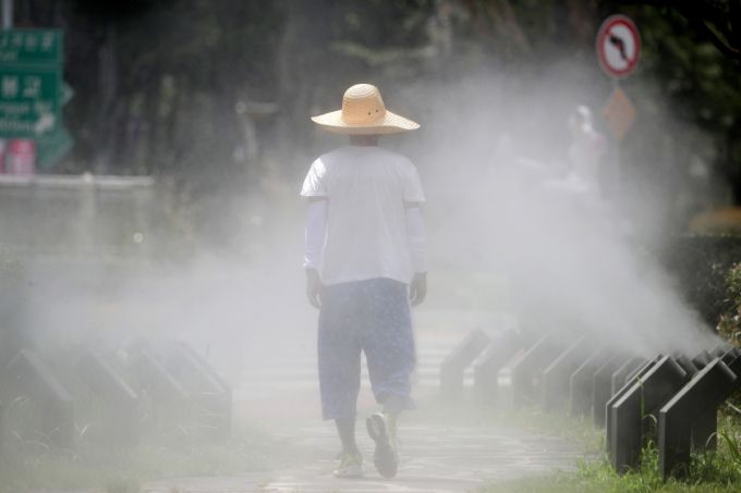 전국에 폭염특보가 발효 중인 가운데 중국 남부 해상에서 발생한 4호 태풍 '다나스'가 북상하면서 더운 바람이 불어와 찜통더위가 심해지겠다./사진=뉴스1