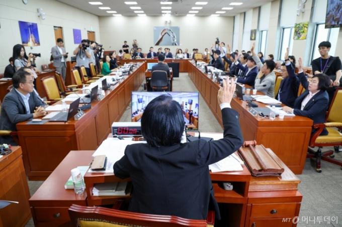 (서울=뉴스1) 안은나 기자 = 7일 오후 서울 여의도 국회에서 열린 제427회국회(임시회) 과학기술정보방송통신위원회 제1차 전체회의에서 최민희 위원장을 비롯한 더불어민주당 의원들이 방송3법(방송법·방송문화진흥회법·한국교육방송공사법 개정안) 찬성 거수 표결을 하고 있다. 2025.7.7/뉴스1  Copyright (C) 뉴스1. All rights reserved. 무단 전재 및 재배포,  AI학습 이용 금지.