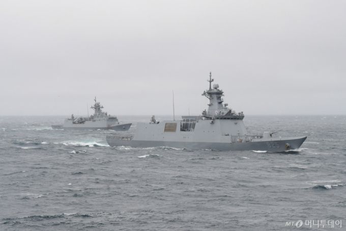 지난해 10월22일 해군1함대사령부 소속 호위함 포항함(오른쪽)과 강원함(왼쪽)이 동해상 합동해상기동훈련에 나선 모습. / 사진=해군