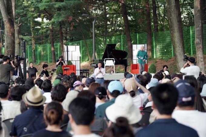 신상진 성남시장이 지난 5일 오후 성남물빛정원에서 열린 첫 번째 시민 초청 음악회 '금난새의 한여름밤 콘서트'에서 인사말을 하고 있다./사진제공=성남시