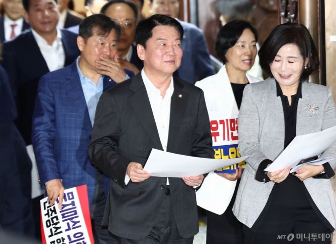 (서울=뉴스1) 김민지 기자 = 안철수 국민의힘 혁신위원장이 본회의가 열린 3일 오후 서울 여의도 국회에서 열린 비공개 의원총회를 마치고 나오고 있다. 2025.7.3/뉴스1  Copyright (C) 뉴스1. All rights reserved. 무단 전재 및 재배포,  AI학습 이용 금지. /사진=(서울=뉴스1) 김민지 기자