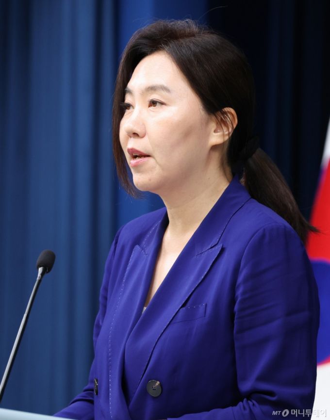 (서울=뉴스1) 허경 기자 = 강유정 대통령실 대변인이 8일 서울 용산구 대통령실 청사에서 국무회의 관련 브리핑을 하고 있다. 2025.7.8/뉴스1  Copyright (C) 뉴스1. All rights reserved. 무단 전재 및 재배포,  AI학습 이용 금지. /사진=(서울=뉴스1) 허경 기자