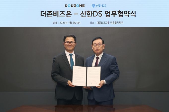 이강수 더존비즈온 옴니이솔사업부문대표 사장(오른쪽)과 민복기 신한DS 대표가 업무협약 체결 후 기념촬영을 하고 있다. /사진=더존비즈온
