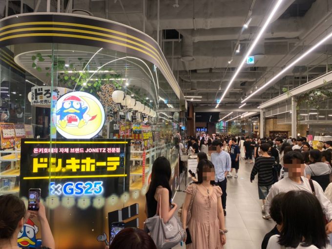 GS25가 다음 달 1일까지 서울 여의도 더현대서울 지하 1층에서 'GS25·돈키호테 팝업 스토어'를 운영한다. /사진=하수민기자