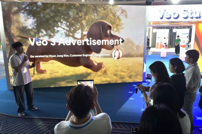 8일 서울 강남구 코엑스에서 열린 '구글 클라우드 데이 서울'에서 구글클라우드 관계자가 구글의 동영상 생성모델 '비오3'에 대해 설명하고 있다./사진=성시호 기자 shsung@