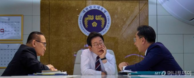 G7(주요 7개국) 정상회의에 참석하는 이재명 대통령이 지난달 16일 공군 1호기에서 캐나다로 향하며 위성락 국가안보실장(왼쪽), 김태진 의전장(오른쪽)과 회의하고 있다. / 사진=뉴시스