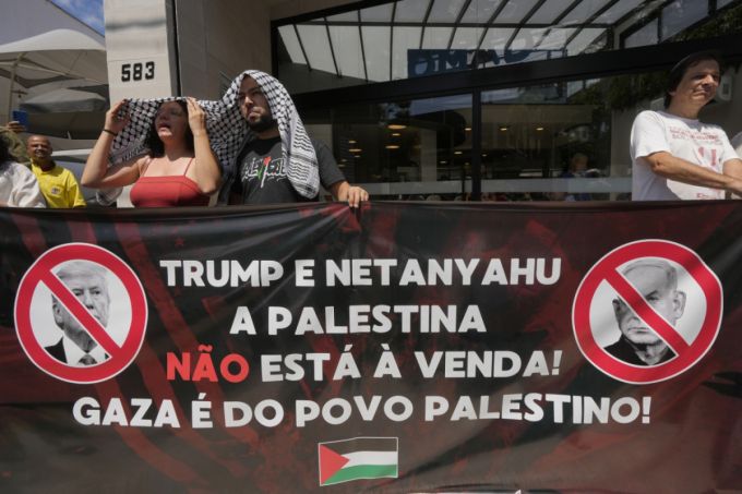 지난 2월 13일(현지 시간) 브라질 상파울루의 미국 총영사관 밖에서 친팔레스타인 시위대가 도널드 트럼프 미국 대통령의 팔레스타인인을 가자지구 밖으로 영구히 이주시키자는 제안과 해당 지역을 ‘중동의 리비에라’로 재개발하겠다는 구상에 반대하며 펼침막을 들고 있다. 이들이 들고 있는 펼침막에는 "트럼프와 네타냐후! 팔레스타인은 판매 대상이 아냐. 가자는 팔레스타인인의 것"이라고 쓰여 있다./AP=뉴시스