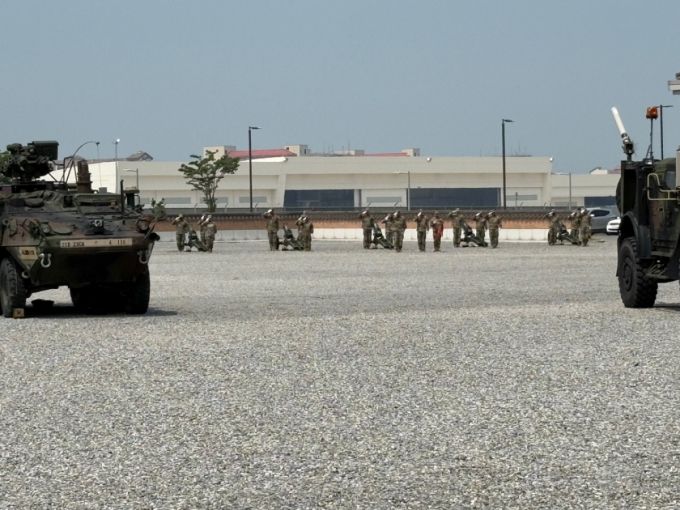 8일 경기 평택에 위치한 주한미군 기지 '캠프 험프리스'. 낮 최고기온 35℃에 달하는 이날 바커 필드 연병장에 주한미군 장병들이 미동도 없이 예포 발사를 준비하고 있는 모습. / 사진=김인한 기자