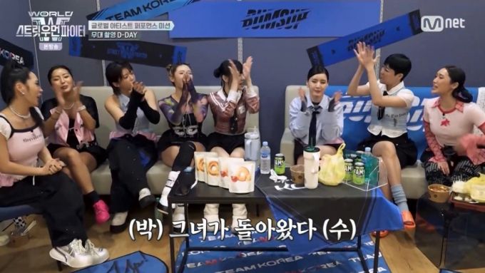 모니카의 복귀를 환영하는 범접. /사진=Mnet '월드 오브 스트릿 우먼 파이터' 캡처