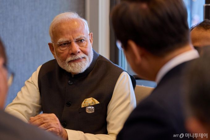 대통령실은 이재명 대통령과 나렌드라 모디 인도 총리가 지난 6월 17일(현지시간) 캐나다 앨버타주 캐내내스키스 주요 7개국(G7) 정상회의장에서 정상회담 하는 모습을 19일 SNS를 통해 공개했다./사진=뉴스1