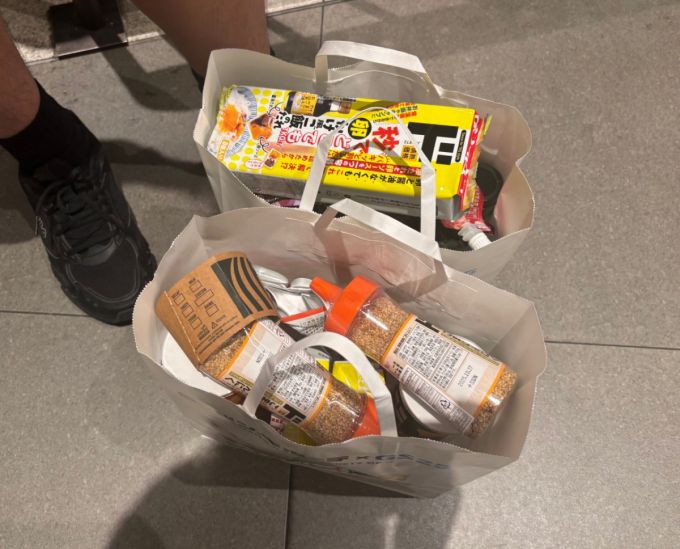 8일 서울 여의도 더현대에서 열린 'GS25 x 돈키호테 팝업스토어'를 찾은 27세 대학생 양모씨는 인형을 제외한 모든 제품을 구매했다. /사진=하수민기자