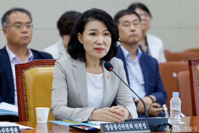 (서울=뉴스1) 안은나 기자 = 이진숙 방송통신위원장이 7일 오후 서울 여의도 국회에서 열린 제427회국회(임시회) 과학기술정보방송통신위원회 제1차 전체회의에서 위원장 질의에 답하고 있다. 2025.7.7/뉴스1  Copyright (C) 뉴스1. All rights reserved. 무단 전재 및 재배포,  AI학습 이용 금지. /사진=(서울=뉴스1) 안은나 기자