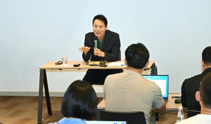 오세훈 서울시장이 지난 5일(현지시간) 동행기자단 간담회에서 오스트리아 빈과 이탈리아 밀라노 출장 중 성과와 느낀 점 등을 공유하고 있다./사진=서울시