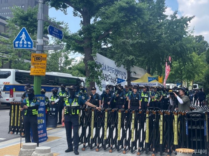 9일 오후 서울 서초구 서울중앙지법 인근 윤석열 전 대통령 지지 집회가 열렸다. 경찰은 집회 장소와 법원 사이 구간에 바리케이드를 설치했다./사진=이현수 기자.