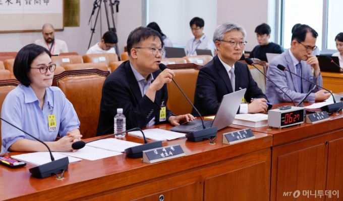 (서울뉴스1) 안은나 기자 = 김필성 변호사가 9일 오후 서울 여의도 국회 법제사법위원회 회의실에서 열린 검찰개혁 법안 관련 공청회에서 진술하고 있다. 왼쪽부터 김예원 장애인권법센터 대표, 김 변호사, 김종민 변호사, 황문규 교수. 2025.7.9/뉴스1  Copyright (C) 뉴스1. All rights reserved. 무단 전재 및 재배포,  AI학습 이용 금지. /사진=(서울뉴스1) 안은나 기자