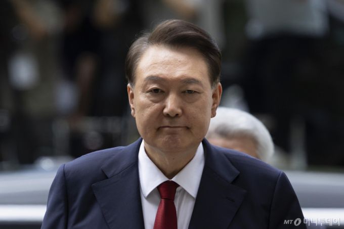 [서울=뉴시스] 사진공동취재단 = 윤석열 전 대통령이 9일 서울 서초구 서울중앙지방법원에서 열린 구속 전 피의자심문(영장실질심사)을 받기 위해 출석하고 있다. 2025.07.09. photo@newsis.com /사진=류현주