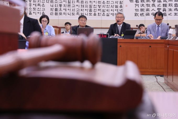 (서울뉴스1) 안은나 기자 = 김종민 변호사가 9일 오후 서울 여의도 국회 법제사법위원회 회의실에서 열린 검찰개혁 법안 관련 공청회에서 진술하고 있다. 왼쪽부터 김예원 장애인권법센터 대표, 김필성 변호사, 김 변호사, 황문규 교수. 2025.7.9/뉴스1  Copyright (C) 뉴스1. All rights reserved. 무단 전재 및 재배포,  AI학습 이용 금지. /사진=(서울뉴스1) 안은나 기자