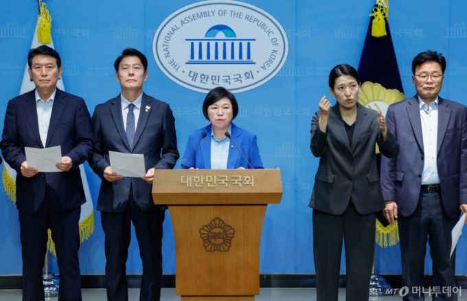 (서울=뉴스1) 안은나 기자 = 국회 과학기술정보방송통신위원회 소속 더불어민주당, 조국혁신당 의원들이 8일 오후 서울 여의도 국회 소통관에서 이진숙 방송통신위원장에 대한 감사원 감사결과 관련 이 위원장의 자진 사퇴를 촉구하며 기자회견을 하고 있다. 왼쪽부터 조인철, 한민수, 김현, 김우영. 감사원은 이 위원장의 "민주당이나 좌파집단은 우리가 상상할 수 있는 모든 것을 하는 집단"이라는 과거 유튜브 발언 관련 정치적 중립 의무를 위반했다며 '주의' 처분을 내렸다. 2025.7.8/뉴스1  Copyright (C) 뉴스1. All rights reserved. 무단 전재 및 재배포,  AI학습 이용 금지. /사진=(서울=뉴스1) 안은나 기자