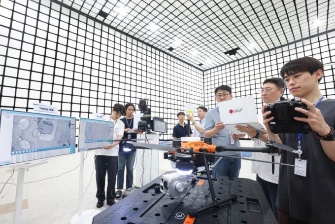 인천 송도 한국전파진흥협회(RAPA) 사물인터넷(IoT)기술지원센터에서 LG유플러스 직원들이 5G 기반 경량 사물인터넷(IoT) 기술 '레드캡(Reduced Capability)'으로 연결된 드론을 시험하고 있다./사진제공=LG유플러스