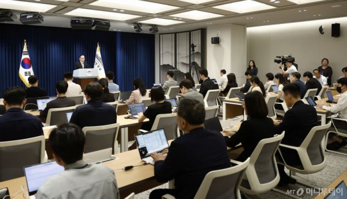 [서울=뉴시스] 최동준 기자 = 방미 일정을 마치고 귀국한 위성락 국가안보실장이 9일 서울 용산 대통령실에서 관세협상 및 방위비 관련 브리핑을 하고 있다. 2025.07.09. photocdj@newsis.com /사진=최동준
