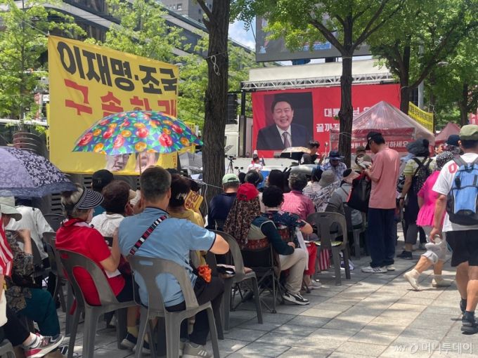 9일 오후 서울 서초구 서울중앙지법 인근 윤석열 전 대통령 지지자들이 모였다. 무더운 날씨에 지지자들은 양산, 휴대용 선풍기, 부채 등을 꺼냈다./사진=이현수 기자.