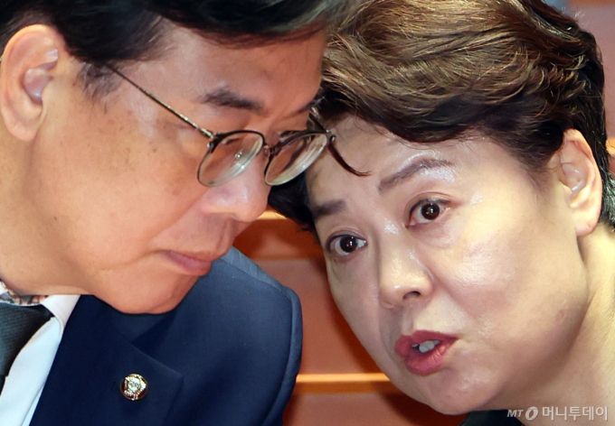 송언석 국민의힘 비상대책위원장 겸 원내대표와 윤희숙 혁신위원장이 9일 오후 서울 여의도 국회에서 열린 긴급의원총회에서 대화하고 있다. 2025.07.09. /사진=뉴시스 /사진=김명년