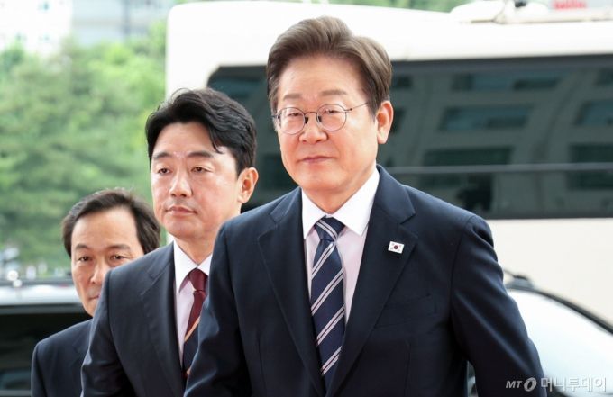 [서울=뉴시스] 고범준 기자 = 이재명 대통령이 26일 추가경정예산(추경) 시정연설을 하기 위해 국회로 들어서고 있다. 왼쪽부터 우상호 정무수석, 강훈식 비서실장, 이 대통령. 2025.06.26. bjko@newsis.com /사진=고범준