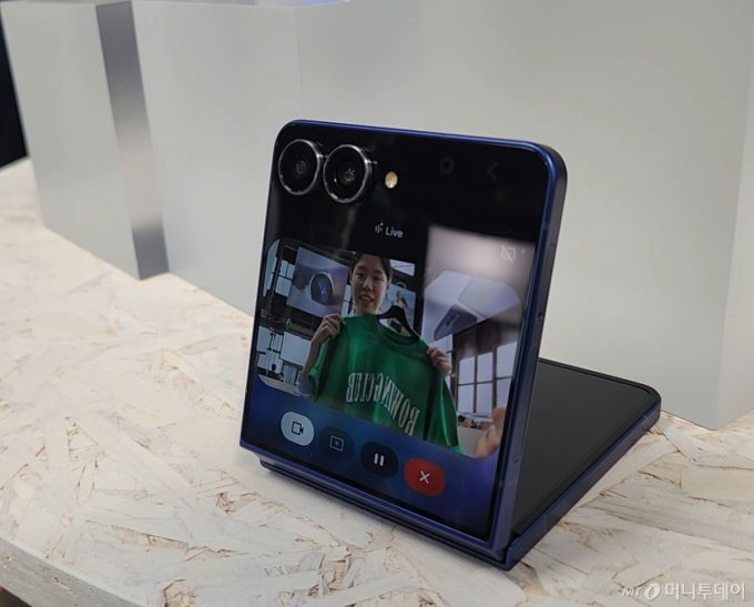 9일(현지시간) 미국 뉴욕 브루클린 '갤럭시 언팩 2025'에서 갤럭시Z 플립7으로 제미나이 라이브 기능을 시연해본 모습./사진=윤지혜 기자