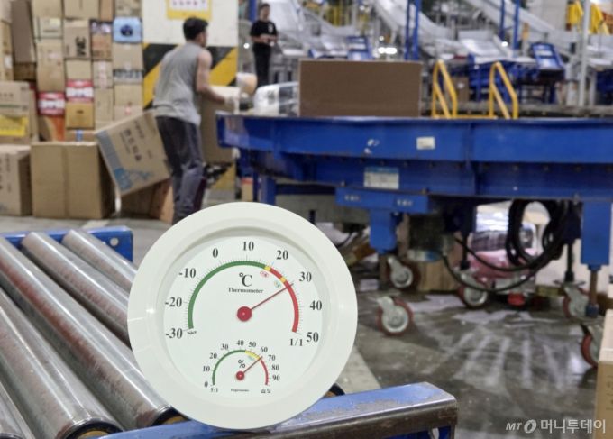 (서울=뉴스1) 이정후 기자 = 연일 기록적인 폭염이 이어지고 있는 9일 오전 서울 송파구 장지동 서울복합물류센터 내부 온도가 31도를 가리키고 있다.  2025.7.9/뉴스1  Copyright (C) 뉴스1. All rights reserved. 무단 전재 및 재배포,  AI학습 이용 금지. /사진=(서울=뉴스1) 이정후 기자