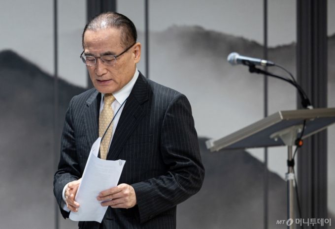 (서울=뉴스1) 이재명 기자 = 위성락 국가안보실장이 9일 서울 용산 대통령실 청사에서 관세협상 및 방위비 관련 브리핑을 하기 위해 입장하고 있다. 2025.7.9/뉴스1  Copyright (C) 뉴스1. All rights reserved. 무단 전재 및 재배포,  AI학습 이용 금지. /사진=(서울=뉴스1) 이재명 기자