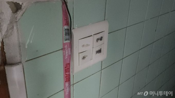 10일 김씨가 집 천장 조명을 모두 꺼 어두컴컴한 모습. 유일한 냉방가전인 선풍기도 전기요금이 걱정돼 틀지 않는다. /사진=김미루 기자.