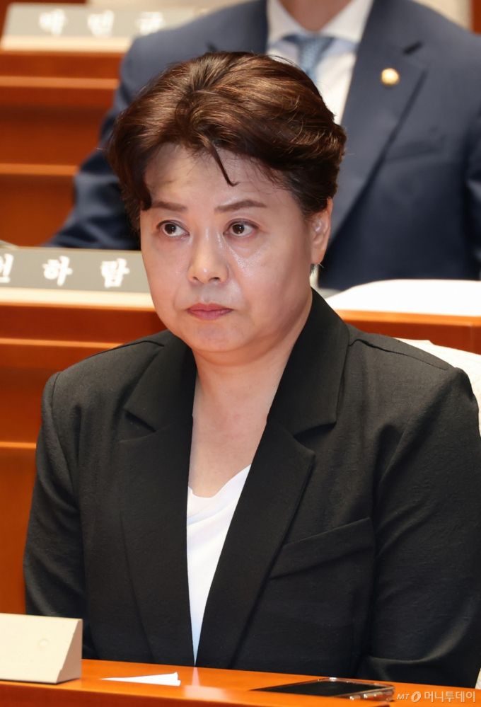 [서울=뉴시스] 고승민 기자 = 윤희숙 국민의힘 혁신위원장이 9일 서울 여의도 국회에서 열린 긴급의원총회에서 송언석 비상대책위원장 발언을 듣고 있다. 2025.07.09. kkssmm99@newsis.com /사진=고승민