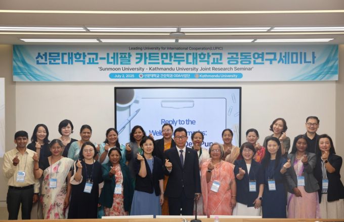 문성제 총장(앞줄 가운데)을 비롯한 선문대 관계자들이 네팔 카트만두대 간호학과 교수진과 기념촬영하고 있다./사진제공=선문대